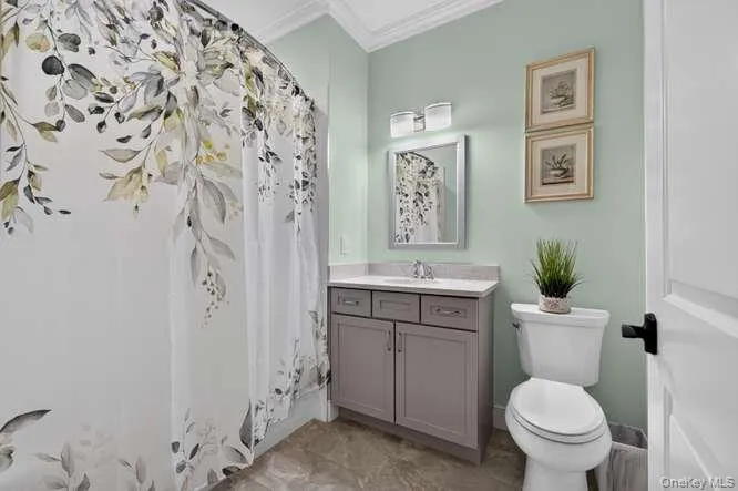 Full Bathroom off Hallway. Full Bathroom off Hallway.