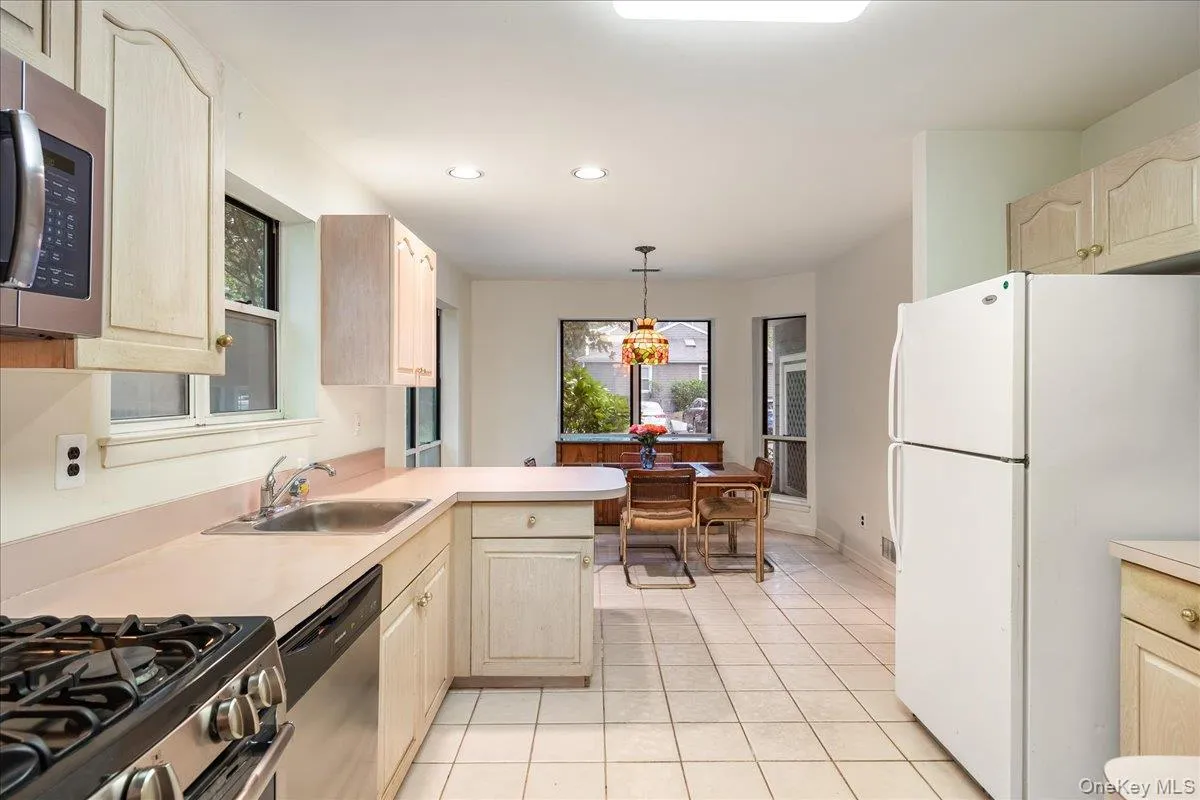38 Larkspur Lane, Huntington, NY, 3 Bedrooms Bedrooms, 6 Rooms Rooms,2 BathroomsBathrooms,Residential,For Rent,Larkspur,0,1046224 38 Larkspur Lane, Huntington, NY, 3 Bedrooms Bedrooms, 6 Rooms Rooms,2 BathroomsBathrooms,Residential,For Rent,Larkspur,0,1046224