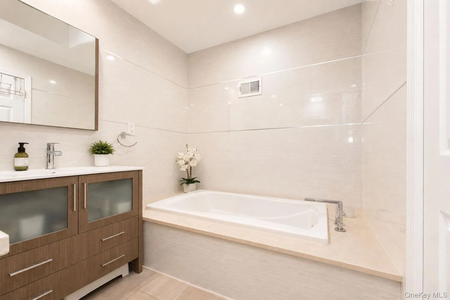 7 Shirra Avenue, New York, NY, 3 Bedrooms Bedrooms, 6 Rooms Rooms,1 BathroomBathrooms,Residential,For Rent,Shirra,0,1046234 7 Shirra Avenue, New York, NY, 3 Bedrooms Bedrooms, 6 Rooms Rooms,1 BathroomBathrooms,Residential,For Rent,Shirra,0,1046234
