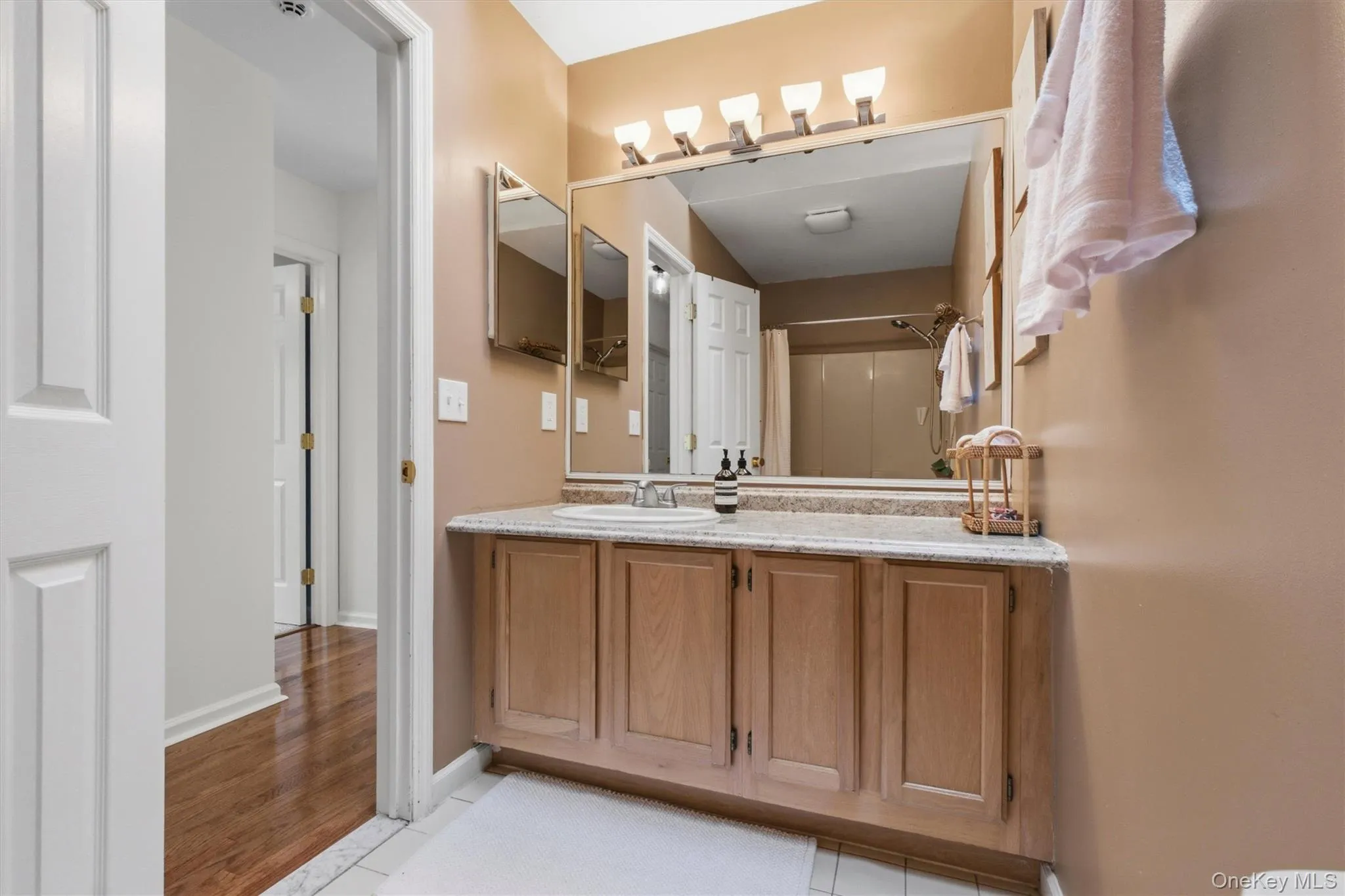 Full hall bath serves the secondary bedrooms. Full hall bath serves the secondary bedrooms.