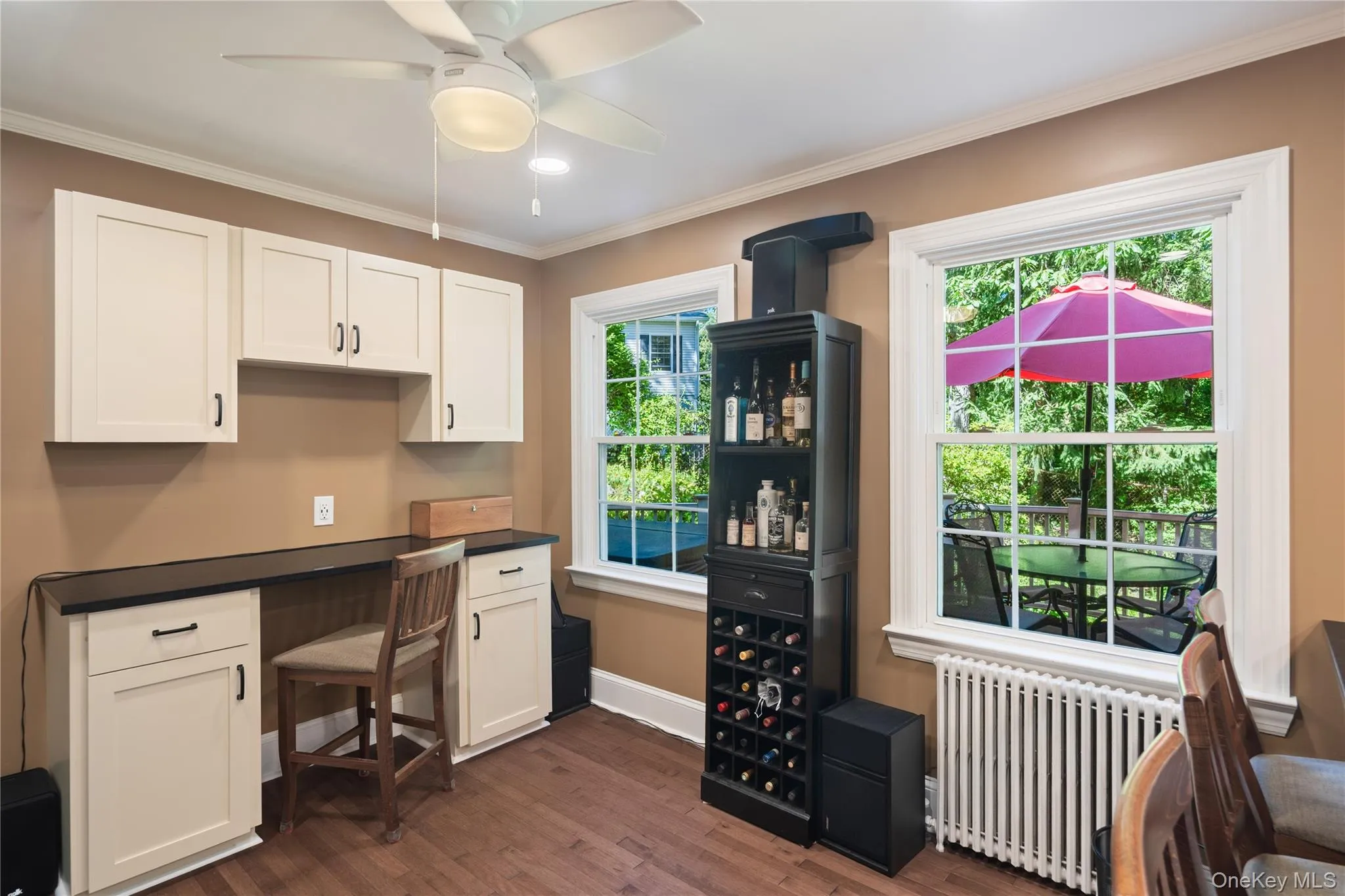 A built-in desk and workstation is an additional and convenient highlight. A built-in desk and workstation is an additional and convenient highlight.