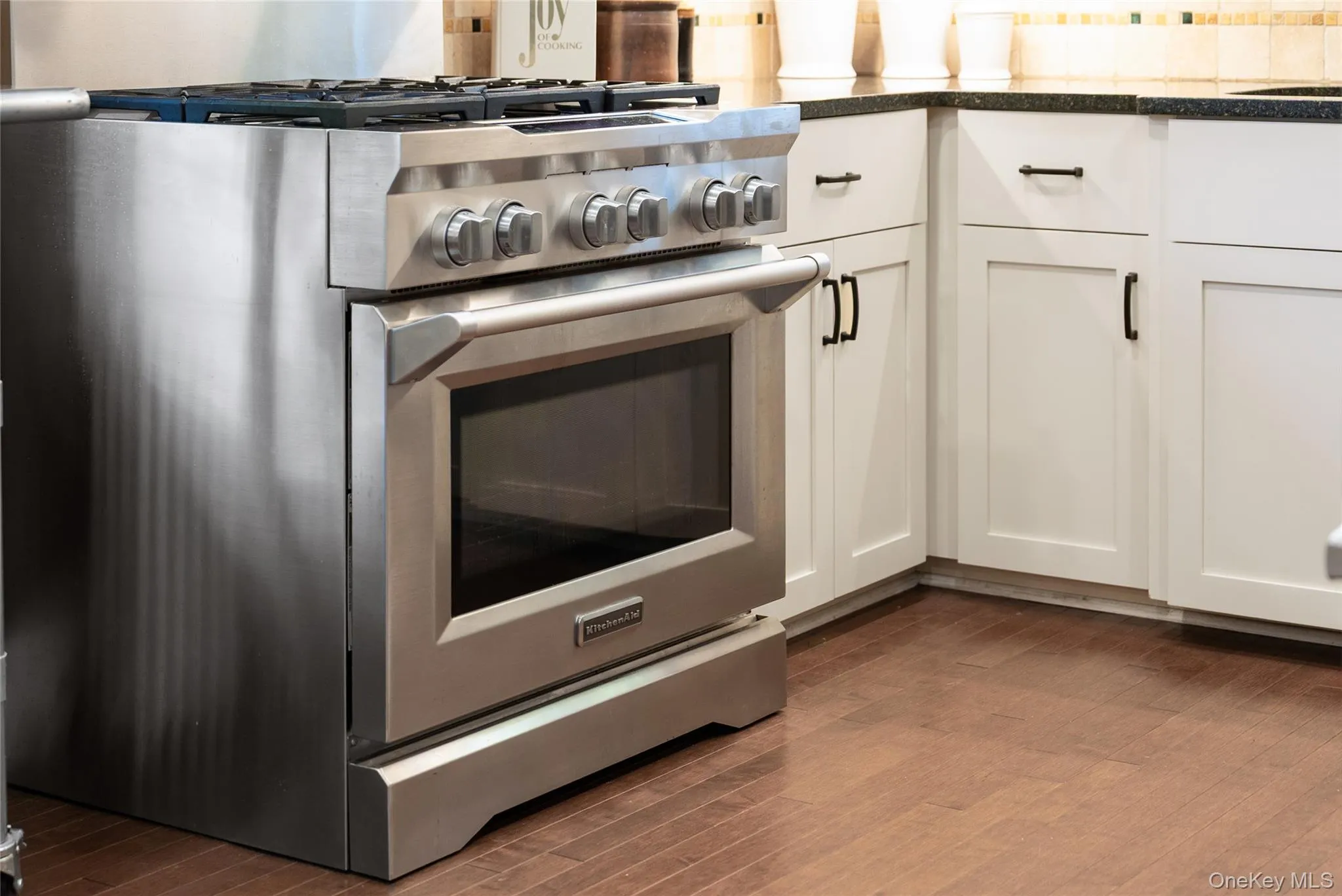 The 6-burner gas range with convection oven is a cook’s dream. The 6-burner gas range with convection oven is a cook’s dream.
