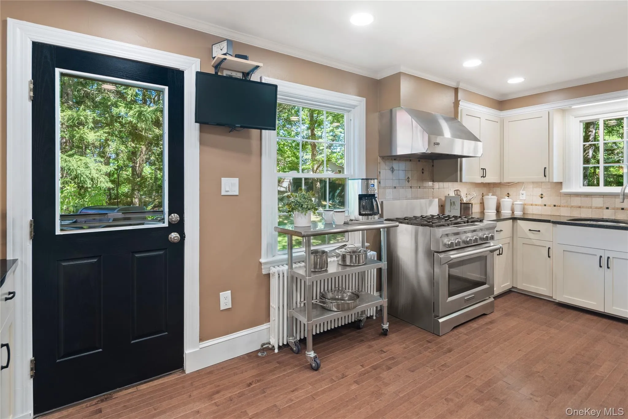 A door to the deck provides convenient access for seamless indoor-outdoor dining. A door to the deck provides convenient access for seamless indoor-outdoor dining.