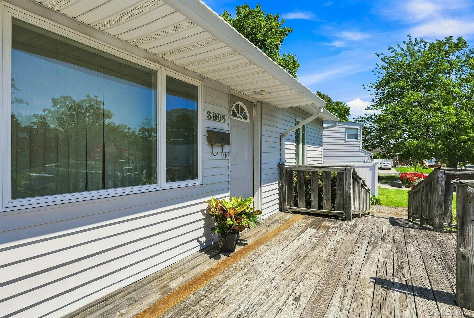 Front deck/porch Front deck/porch