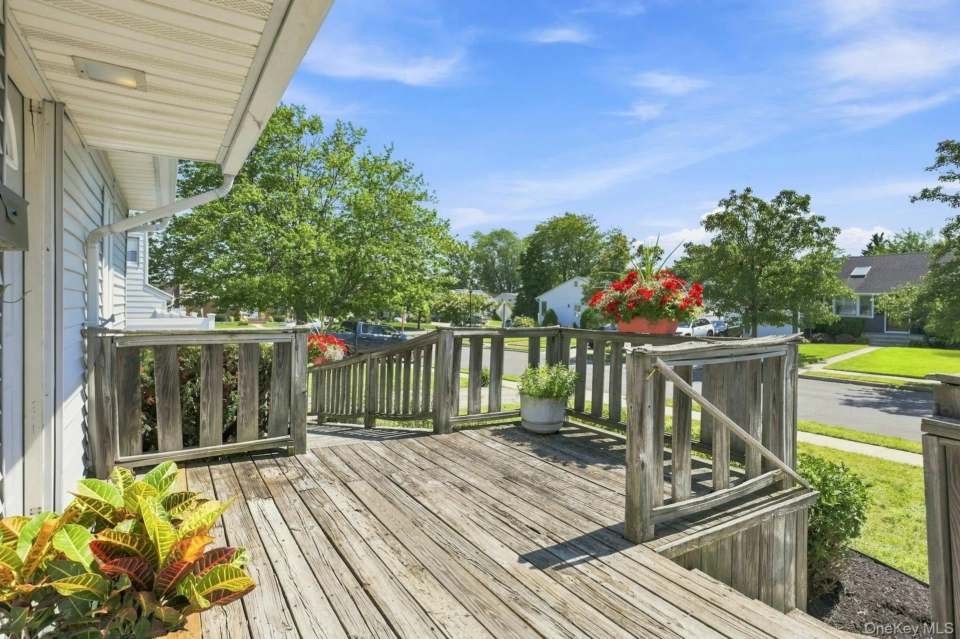 Front deck/porch Front deck/porch