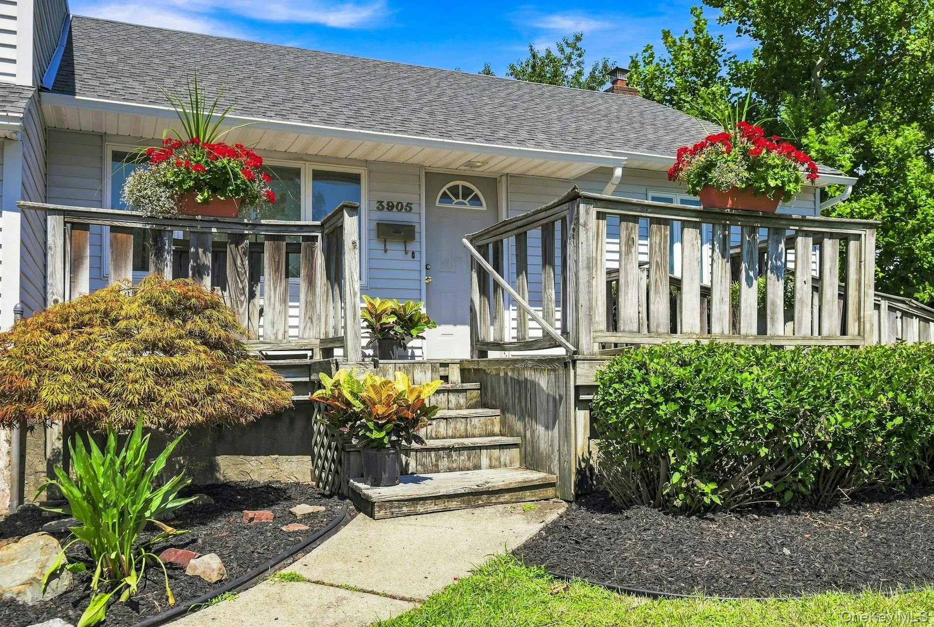 Front walikway to Porch Front walikway to Porch