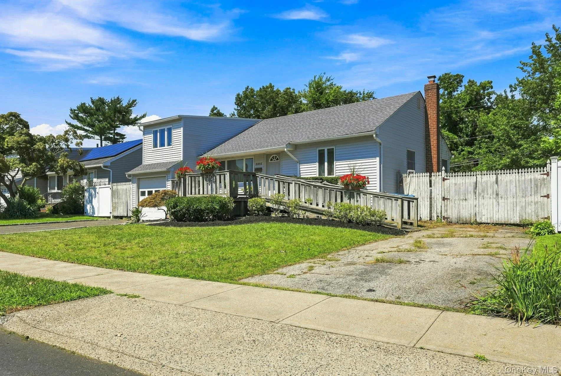 Fr;ont has 2 private driveways on both sides of house Fr;ont has 2 private driveways on both sides of house