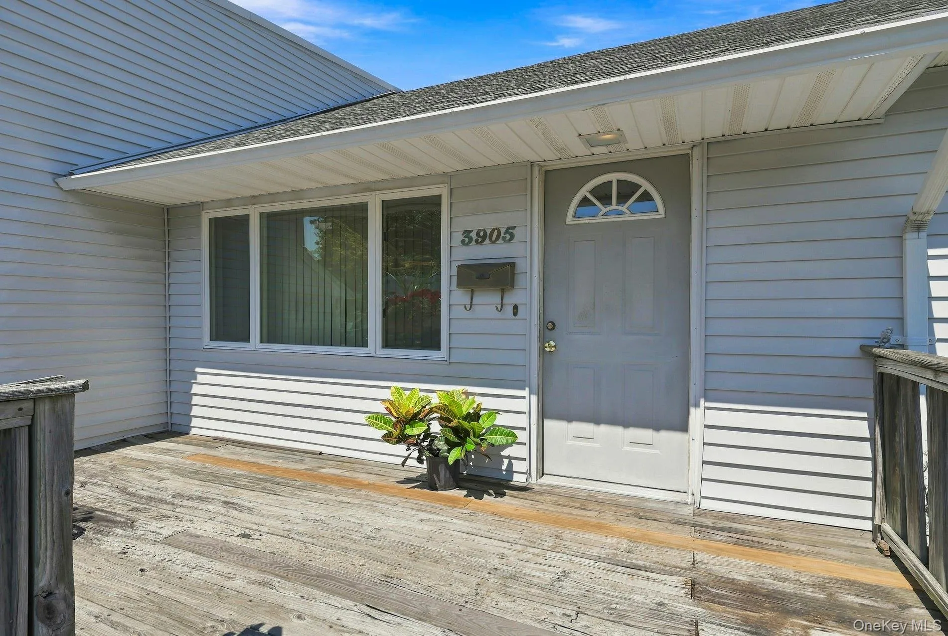 Front deck/porch entrance Front deck/porch entrance