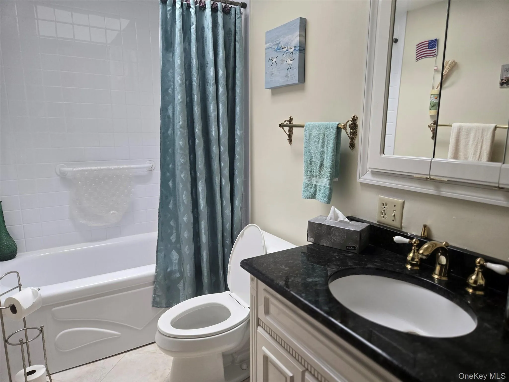 Upstairs bathroom ! Upstairs bathroom !