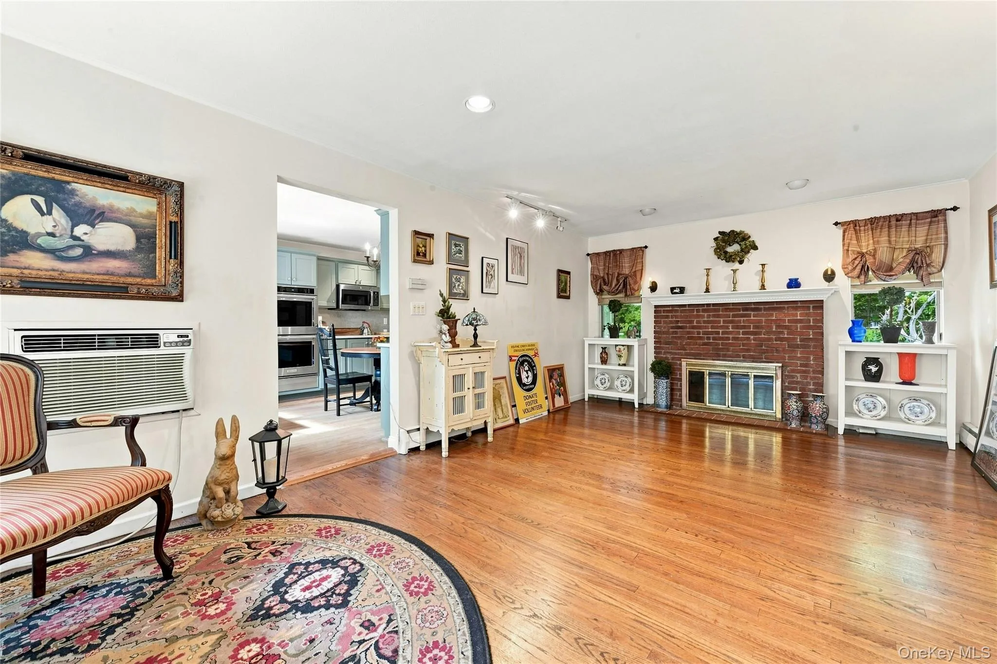 Large Living Room w/ Fireplace Large Living Room w/ Fireplace
