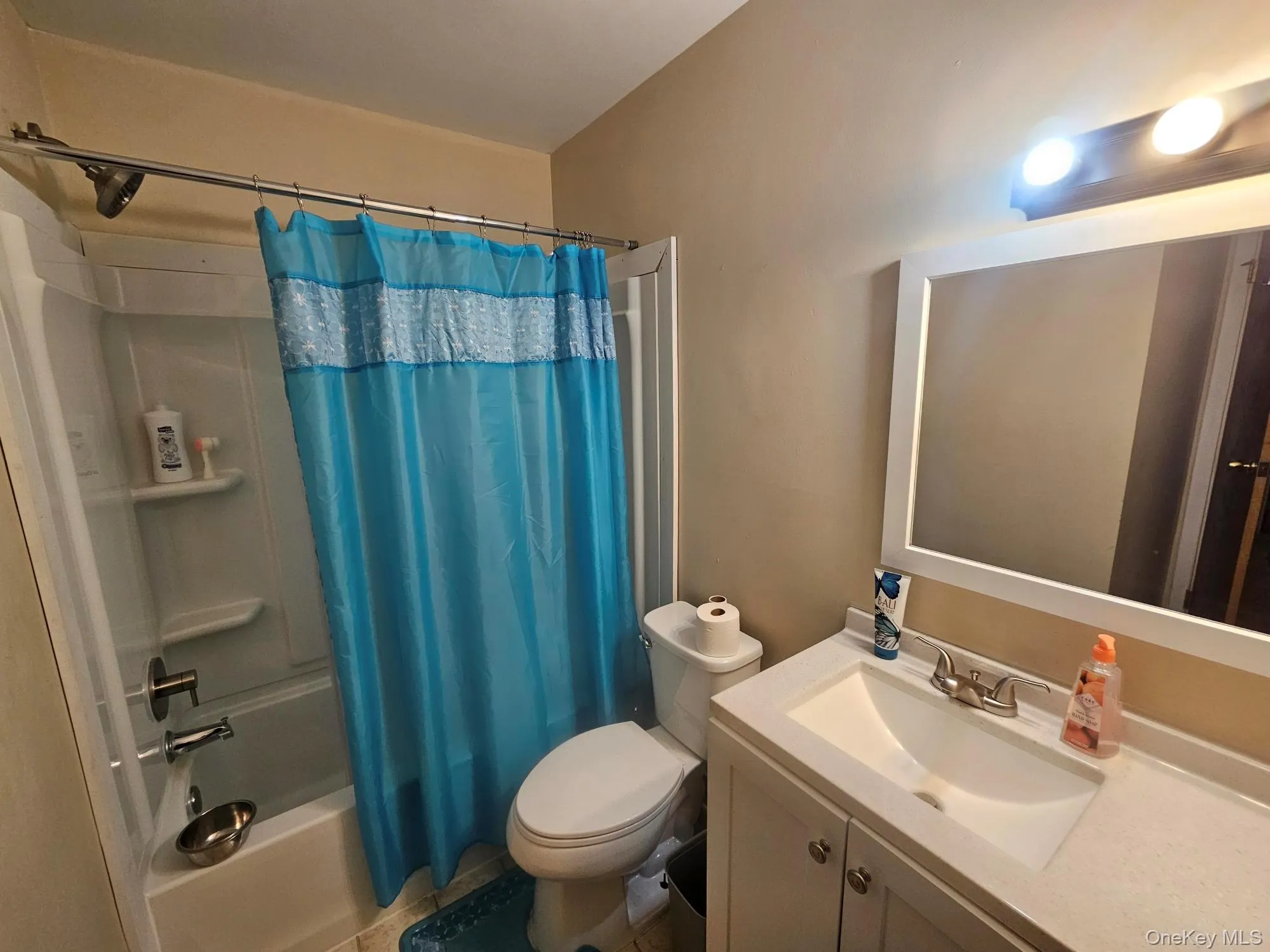 Tub/shower combination with integrated shelving Tub/shower combination with integrated shelving