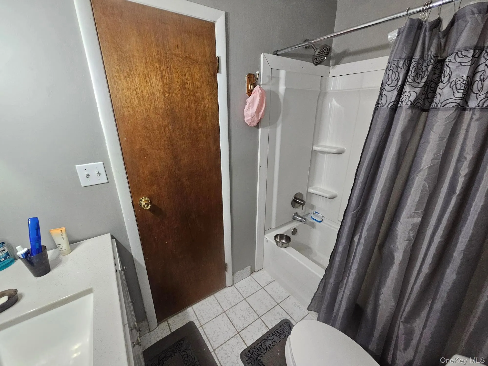 Additional Tub/shower combination with integrated shelving Additional Tub/shower combination with integrated shelving