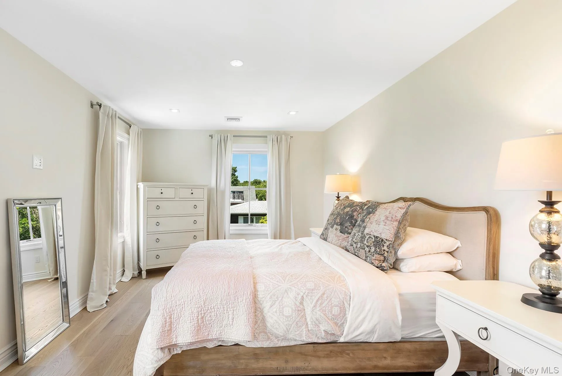 166 Greenwich Street, East Hampton, NY, 3 Bedrooms Bedrooms, 9 Rooms Rooms,2 BathroomsBathrooms,Residential,For Rent,Greenwich,0,1046325 166 Greenwich Street, East Hampton, NY, 3 Bedrooms Bedrooms, 9 Rooms Rooms,2 BathroomsBathrooms,Residential,For Rent,Greenwich,0,1046325