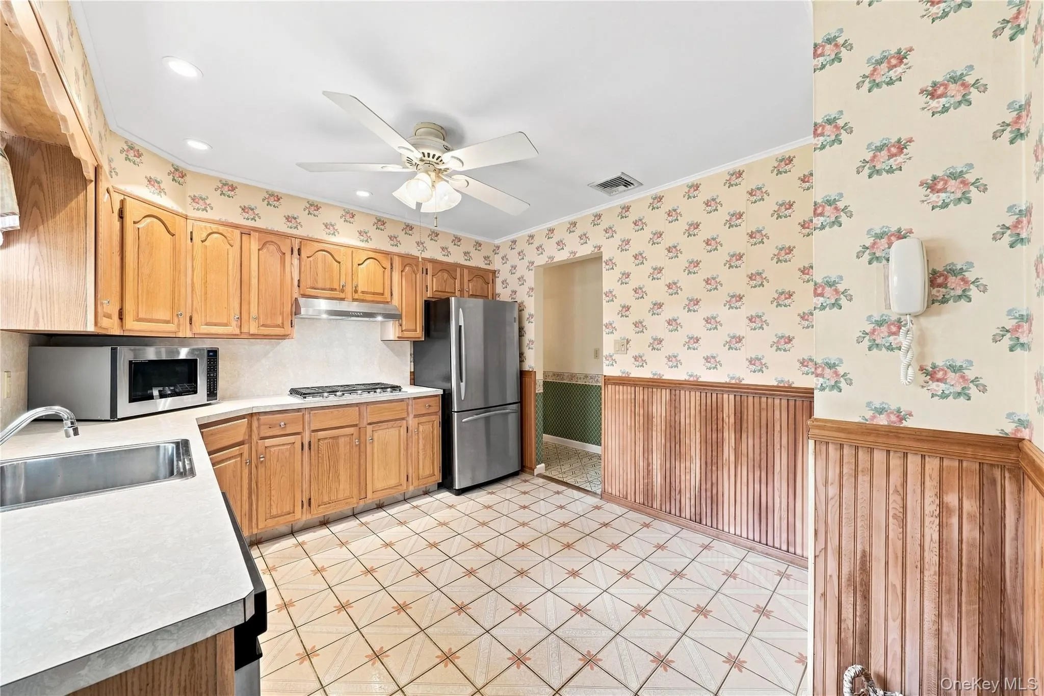 23 Roy Avenue, Islip, NY, 3 Bedrooms Bedrooms, 7 Rooms Rooms,1 BathroomBathrooms,Residential,For Rent,Roy,0,1046337 23 Roy Avenue, Islip, NY, 3 Bedrooms Bedrooms, 7 Rooms Rooms,1 BathroomBathrooms,Residential,For Rent,Roy,0,1046337