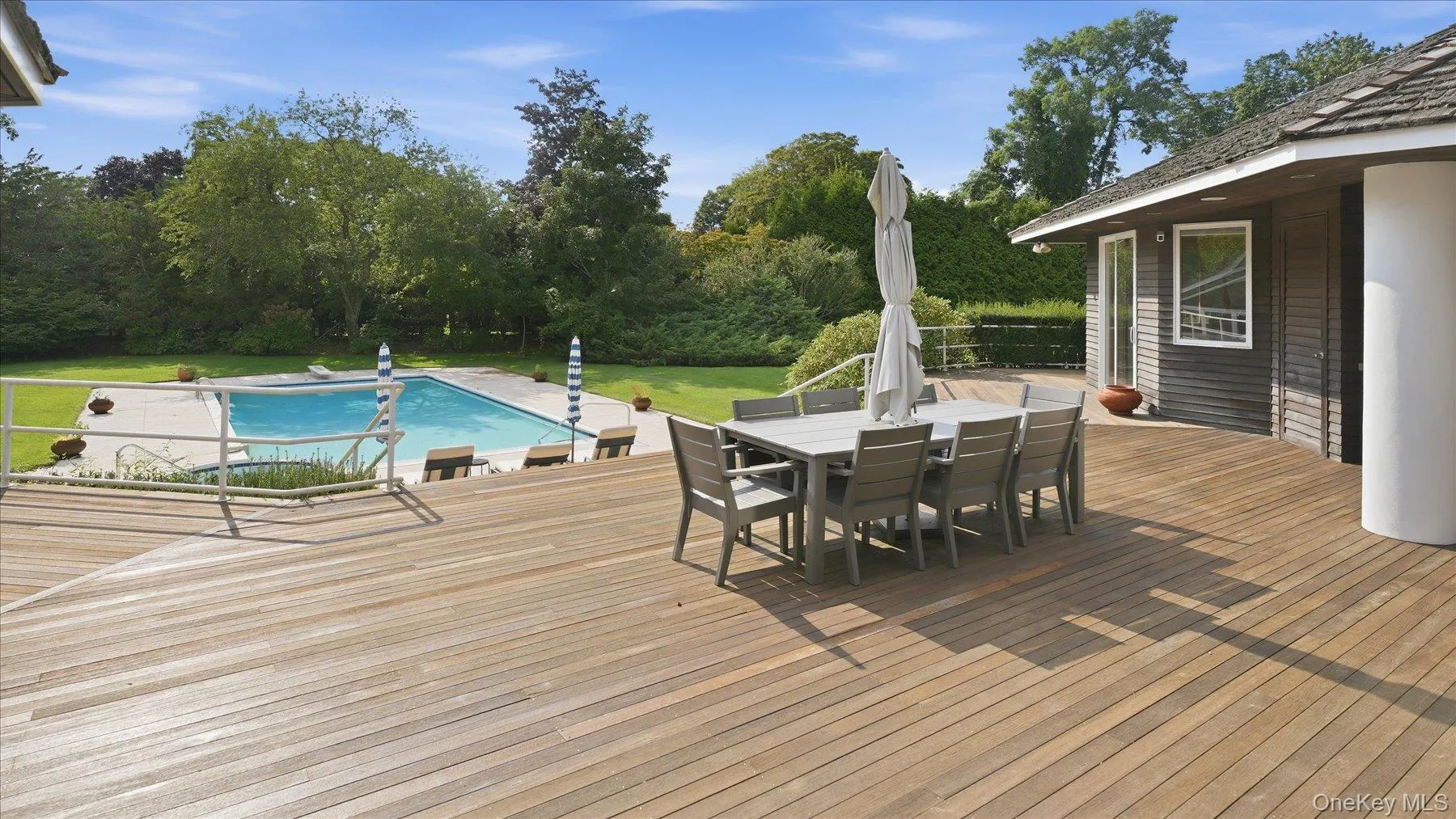 Al fresco deck dining with view to pool Al fresco deck dining with view to pool