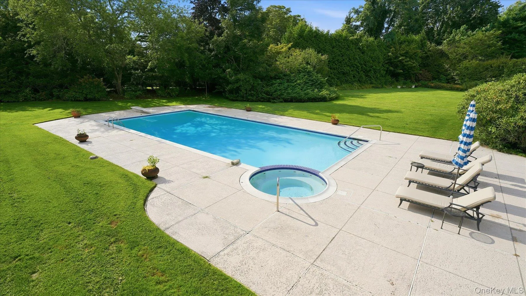 The pool with jacuzzi spa The pool with jacuzzi spa