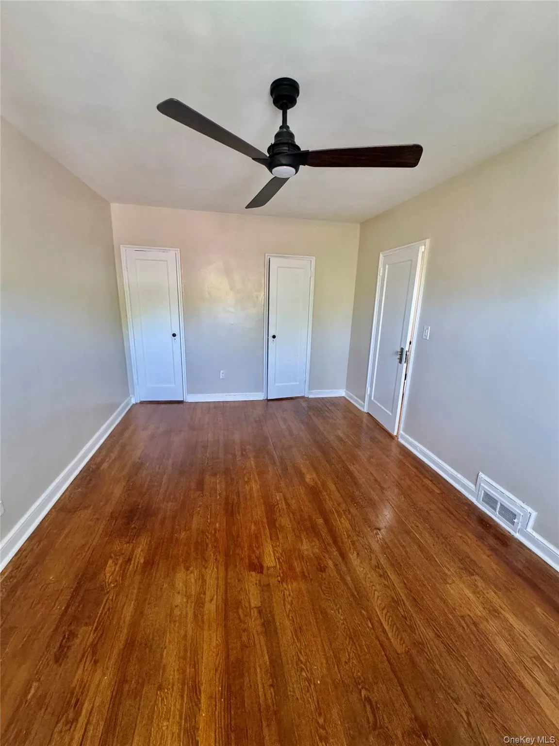 Master bedroom fits king size bed Master bedroom fits king size bed