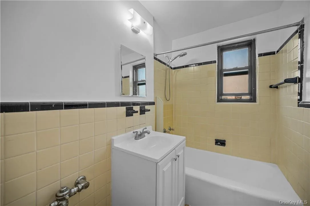 PLEASE NOTE: Photos are of a mirror-image unit. Finishes may vary. PLEASE NOTE: Photos are of a mirror-image unit. Finishes may vary.
