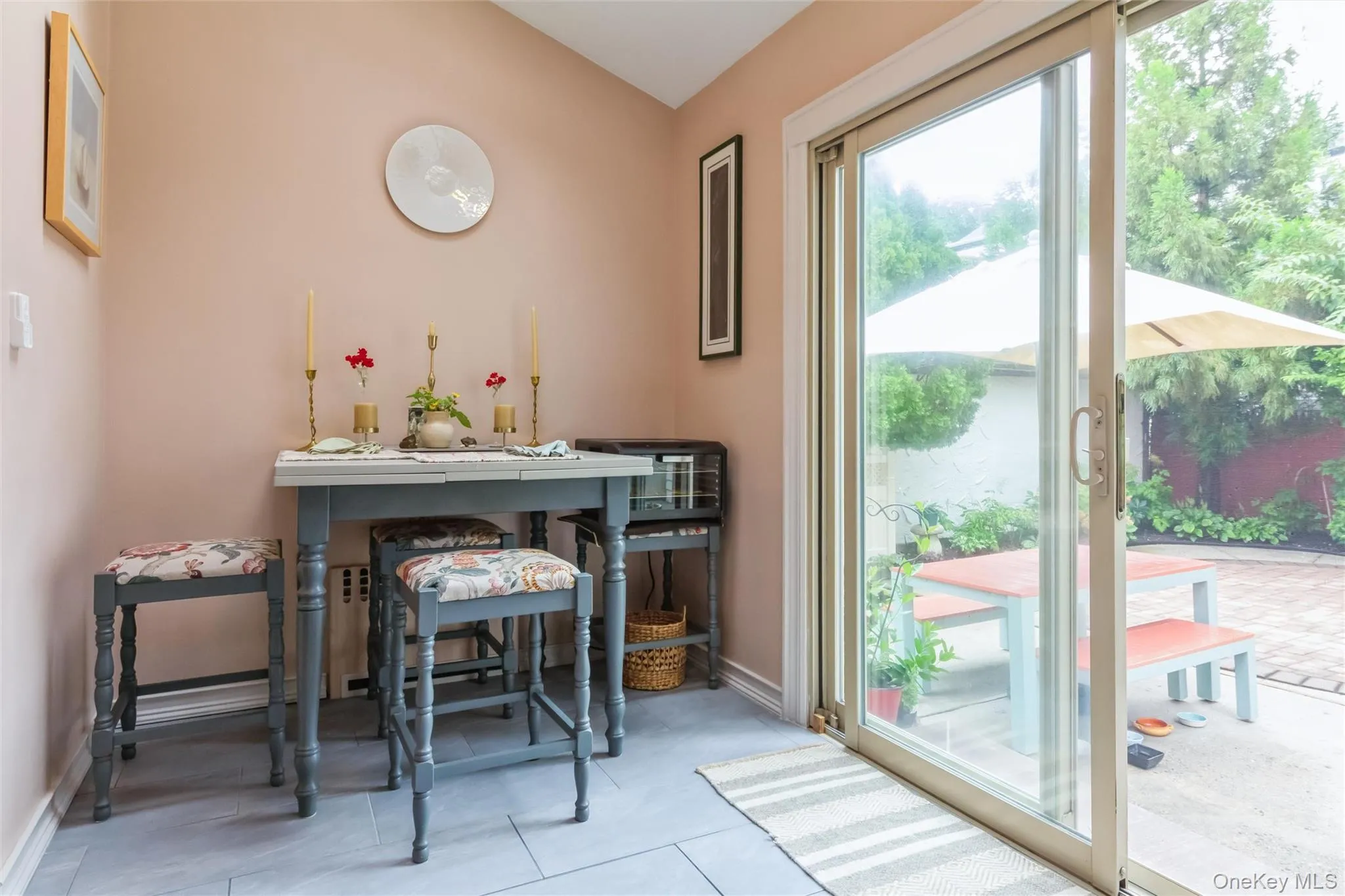 Eat In Kitchen w/Glass Sliding Doors To Rear Patio/Yard Eat In Kitchen w/Glass Sliding Doors To Rear Patio/Yard