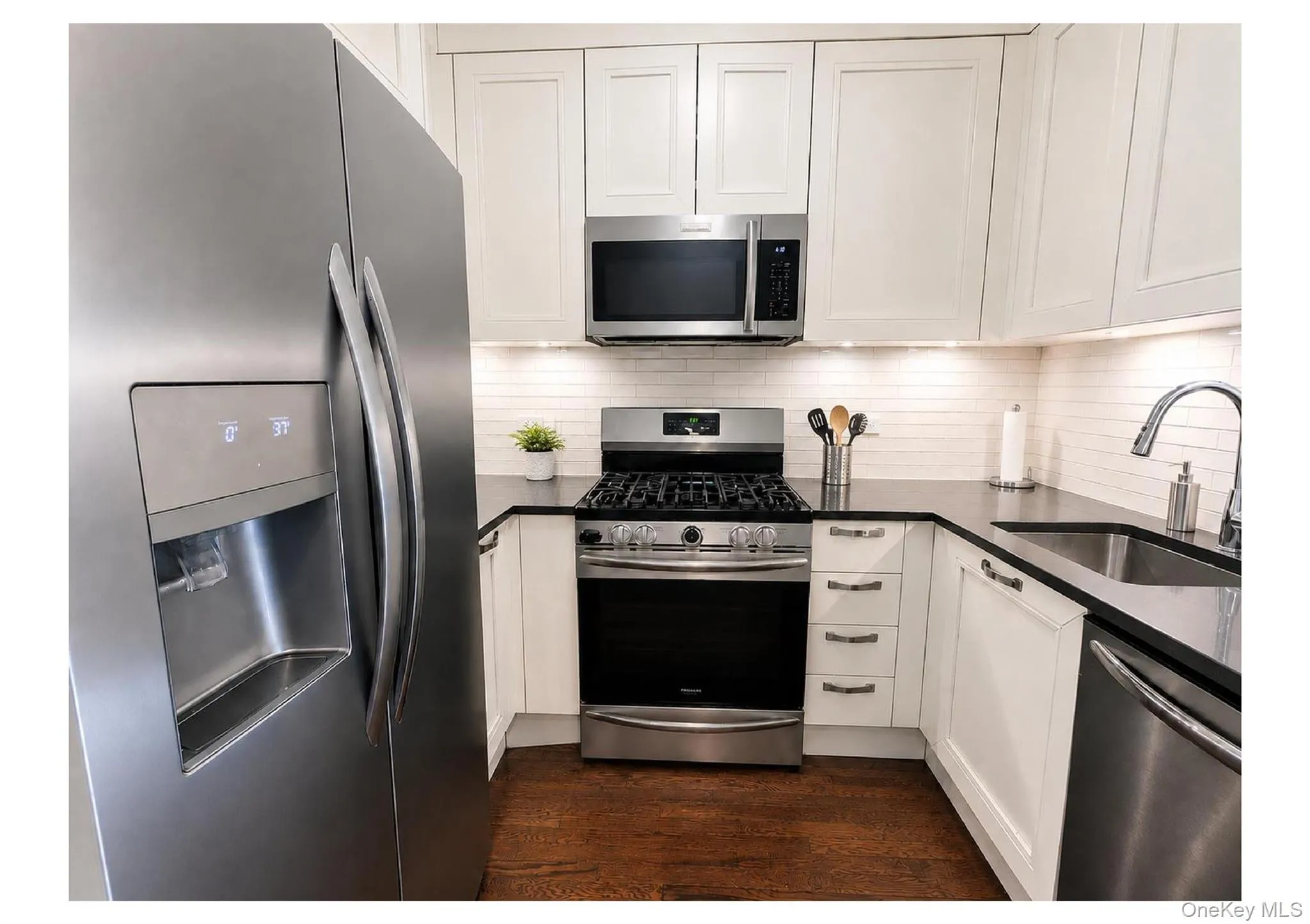 73-12 35th Avenue, New York, NY, 2 Bedrooms Bedrooms, 5 Rooms Rooms,1 BathroomBathrooms,Residential,For Rent,35th,0,1046476 73-12 35th Avenue, New York, NY, 2 Bedrooms Bedrooms, 5 Rooms Rooms,1 BathroomBathrooms,Residential,For Rent,35th,0,1046476