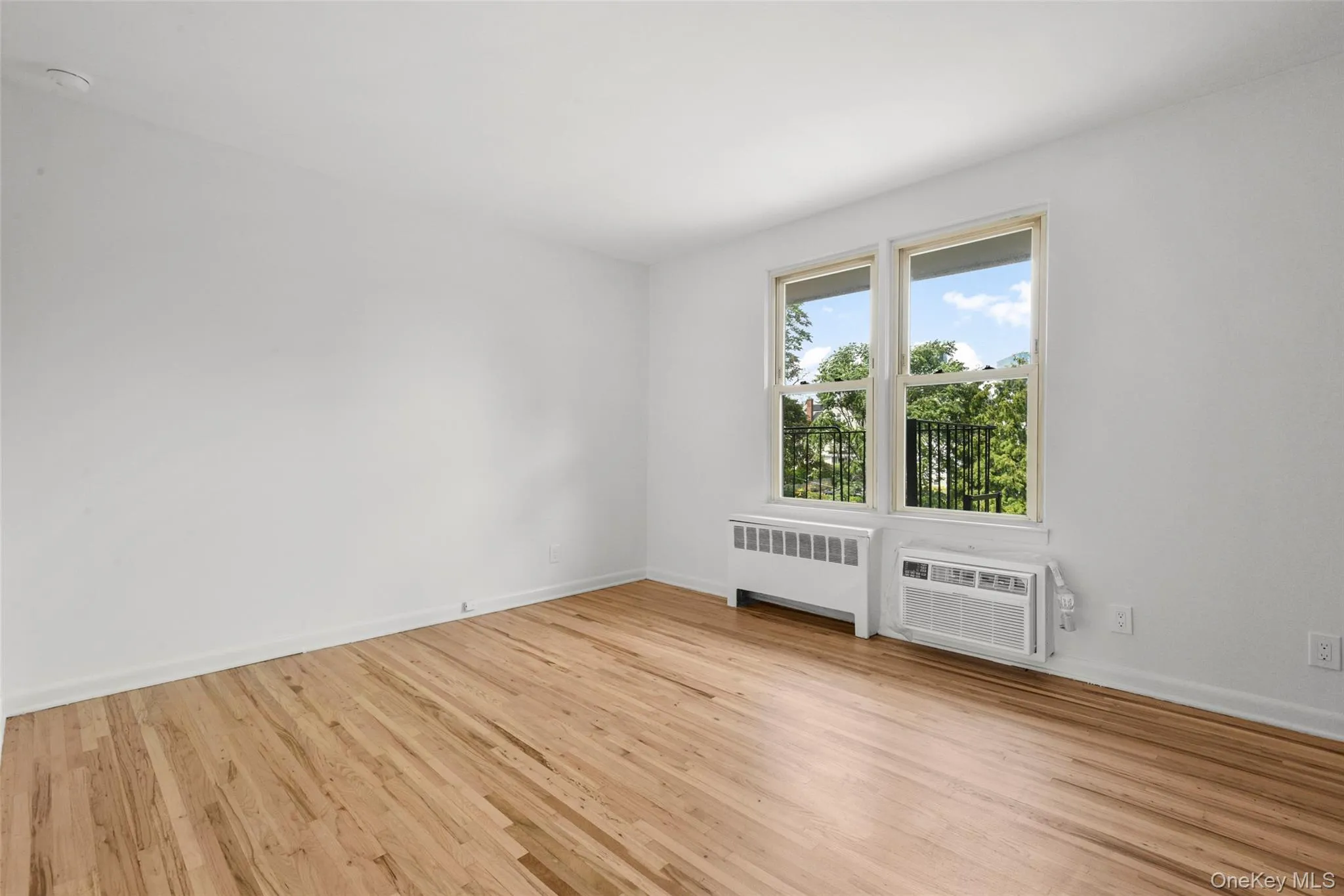 Has brand new wall AC in bedroom Has brand new wall AC in bedroom