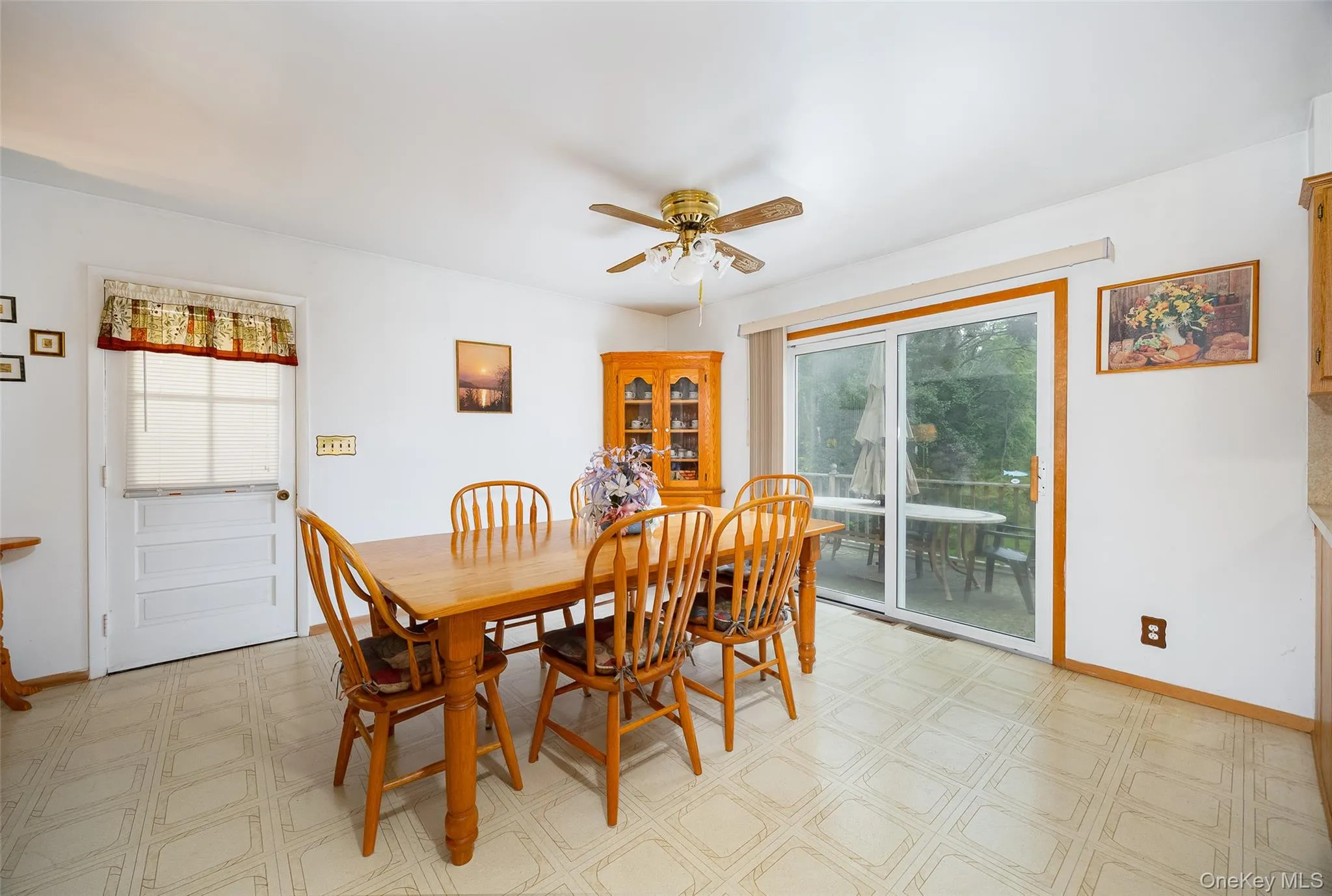 Open dining area. Open dining area.