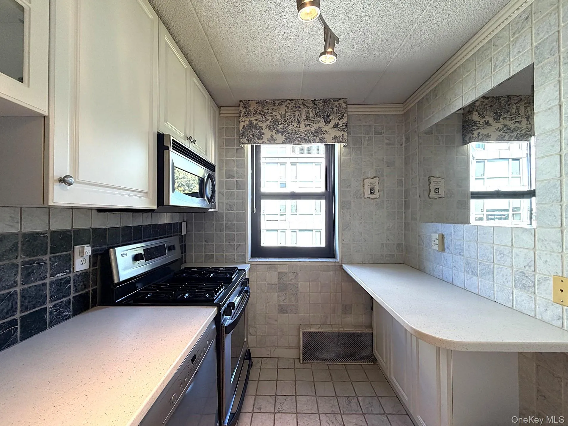 1085 Warburton Avenue, Yonkers, NY, 2 Bedrooms Bedrooms, 4 Rooms Rooms,1 BathroomBathrooms,Residential,For Rent,Warburton,0,1046570 1085 Warburton Avenue, Yonkers, NY, 2 Bedrooms Bedrooms, 4 Rooms Rooms,1 BathroomBathrooms,Residential,For Rent,Warburton,0,1046570