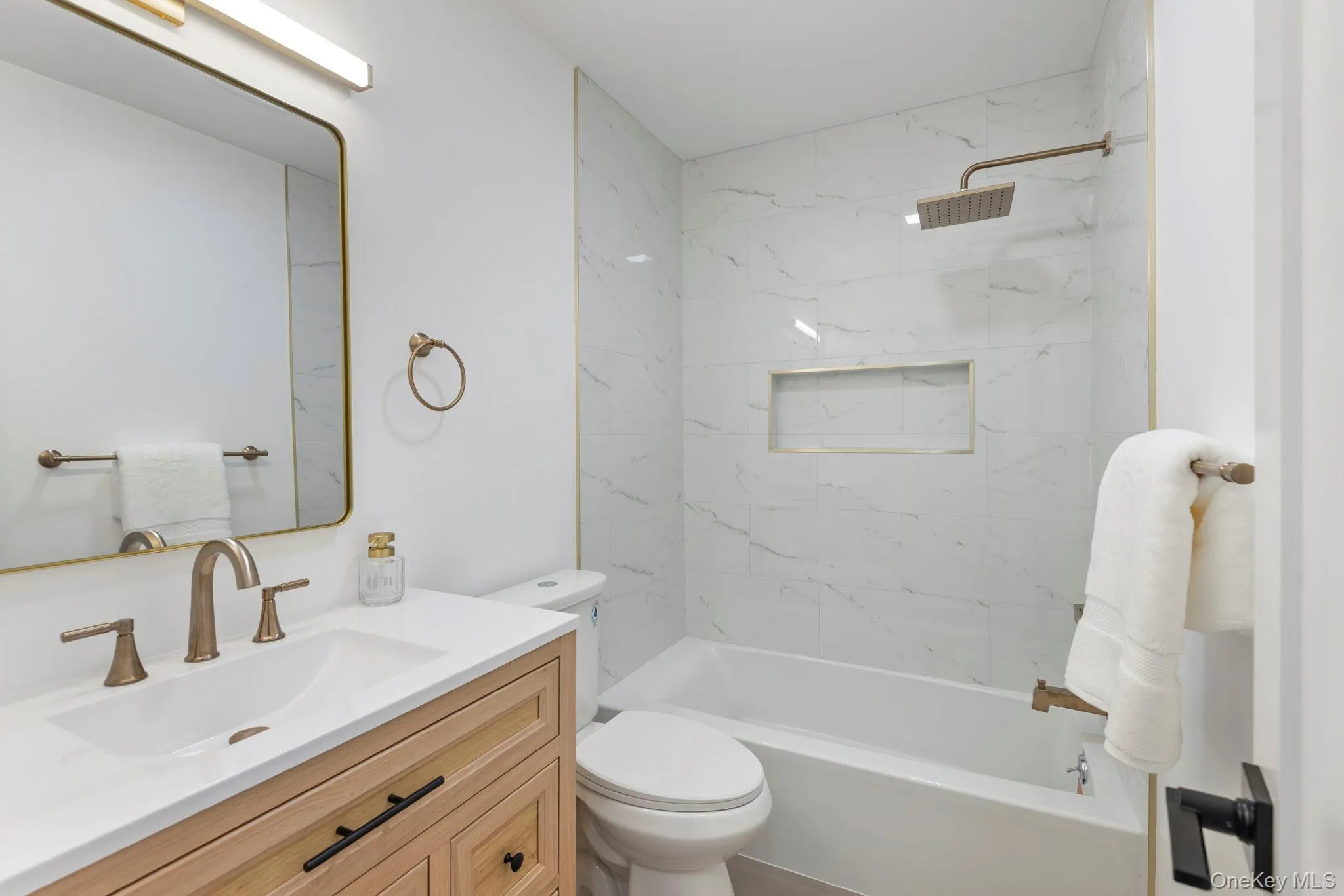 40 Lakeside Drive, Huntington, NY, 4 Bedrooms Bedrooms, 7 Rooms Rooms,3 BathroomsBathrooms,Residential,For Rent,Lakeside,0,1046573 40 Lakeside Drive, Huntington, NY, 4 Bedrooms Bedrooms, 7 Rooms Rooms,3 BathroomsBathrooms,Residential,For Rent,Lakeside,0,1046573
