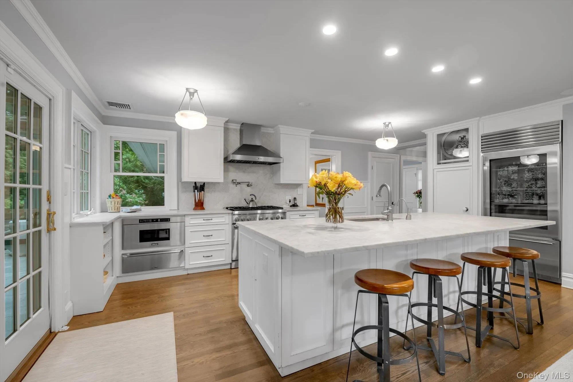Eat-in Kitchen Eat-in Kitchen