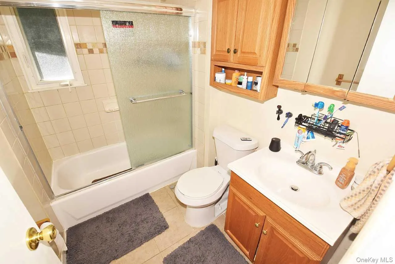 Tub/shower combination with sliding glass door Tub/shower combination with sliding glass door