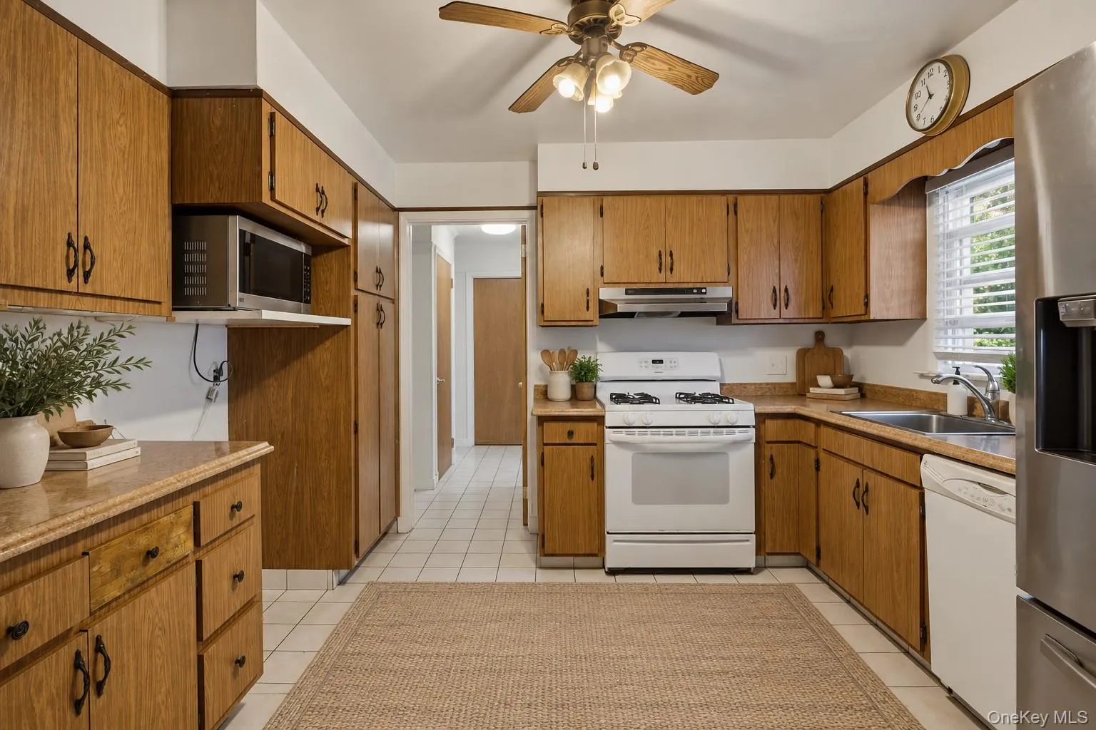 Spacious bright kitchen. Spacious bright kitchen.
