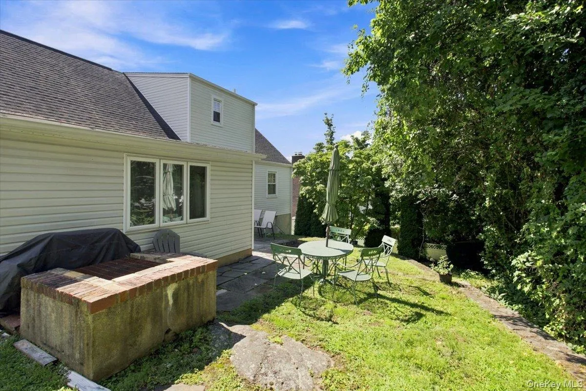 Backyard with ample space to entertain. Backyard with ample space to entertain.