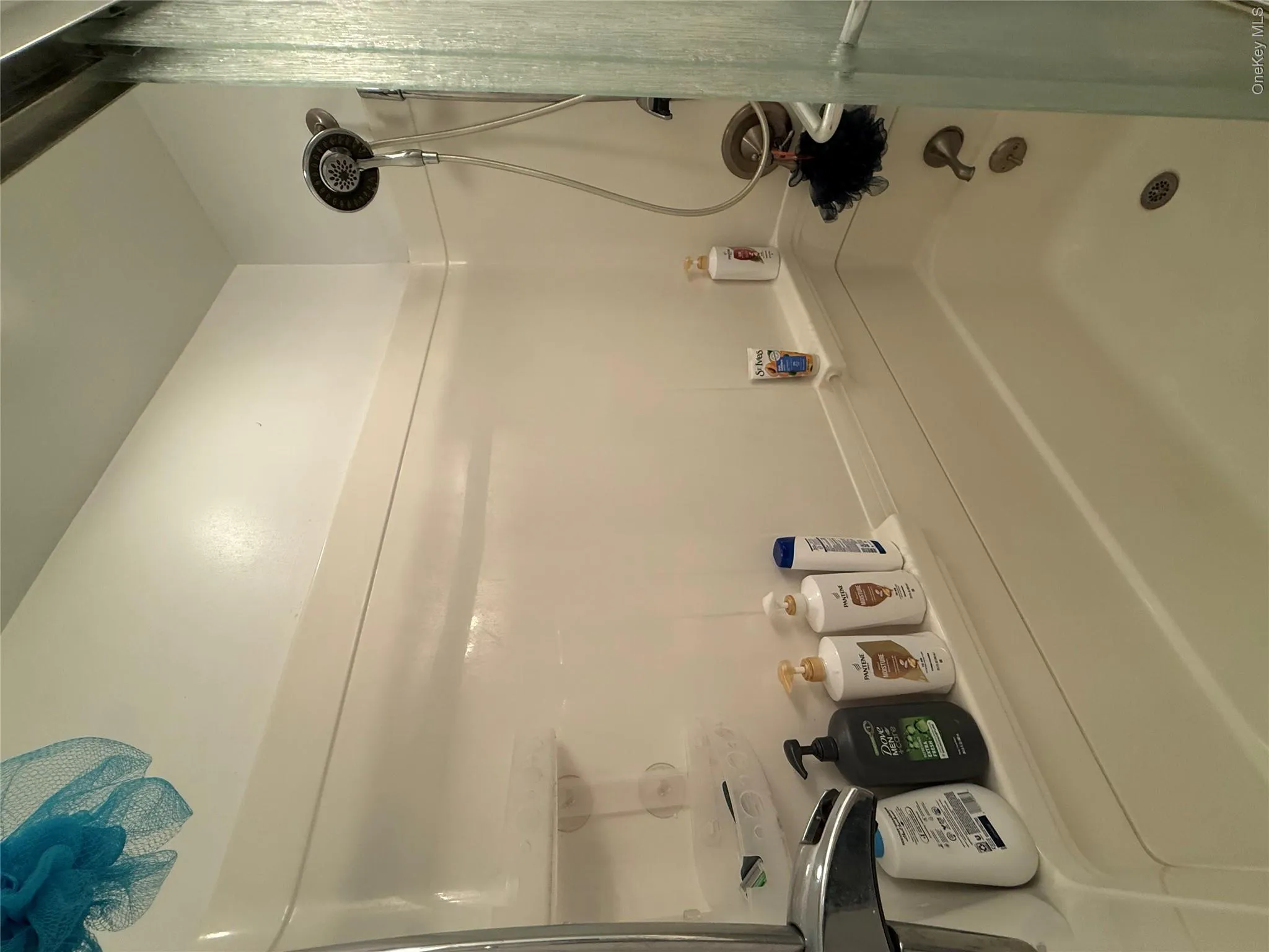 Bathtub shower combination with a handheld showerhead Bathtub shower combination with a handheld showerhead