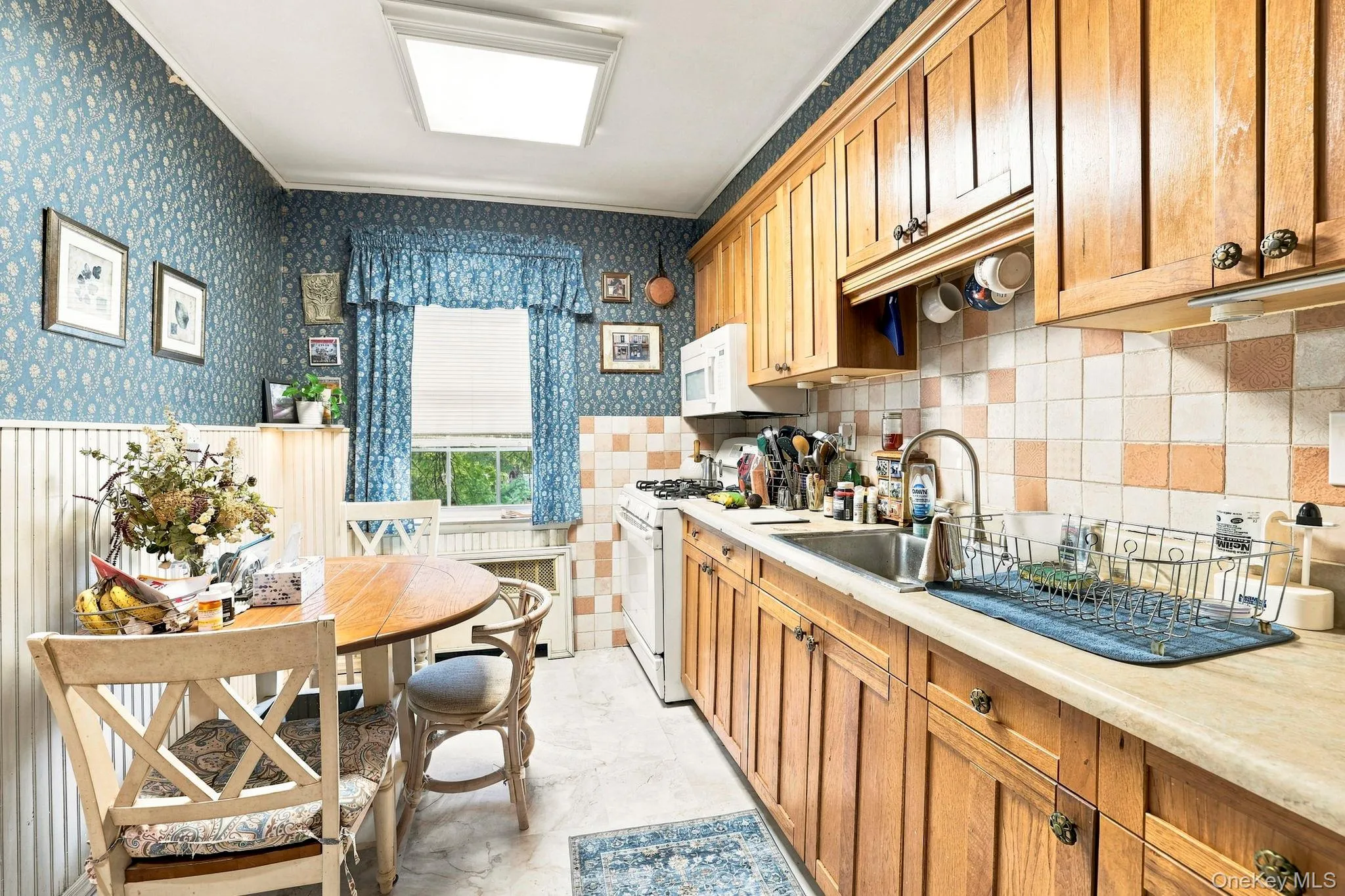 There is a wall of cabinetry in this eat-in kitchen, with a washer-dryer in the pantry closet, that attracts buyers to this complex that allows W/Ds. There is a wall of cabinetry in this eat-in kitchen, with a washer-dryer in the pantry closet, that attracts buyers to this complex that allows W/Ds.