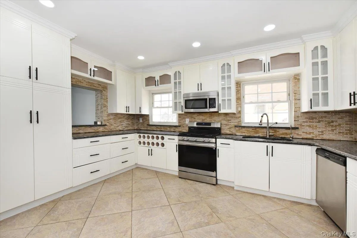 7627 175th Street, New York, NY, 5 Bedrooms Bedrooms, 9 Rooms Rooms,3 BathroomsBathrooms,Residential,For Rent,175th,0,1046805 7627 175th Street, New York, NY, 5 Bedrooms Bedrooms, 9 Rooms Rooms,3 BathroomsBathrooms,Residential,For Rent,175th,0,1046805
