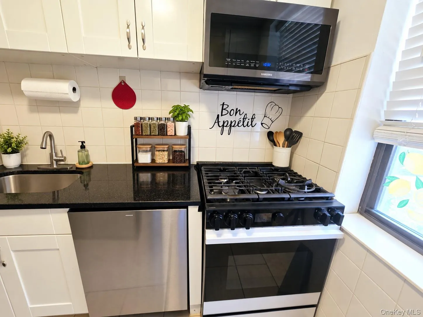 52-02 39th Avenue, New York, NY, 2 Bedrooms Bedrooms, 4 Rooms Rooms,1 BathroomBathrooms,Residential,For Rent,39th,0,1046870 52-02 39th Avenue, New York, NY, 2 Bedrooms Bedrooms, 4 Rooms Rooms,1 BathroomBathrooms,Residential,For Rent,39th,0,1046870