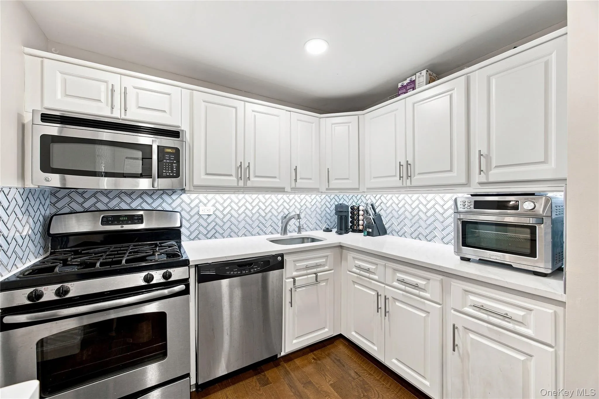1 Bay Club Drive, New York, NY, 1 Bedroom Bedrooms, 3 Rooms Rooms,1 BathroomBathrooms,Residential,For Rent,Bay Club,0,1046930 1 Bay Club Drive, New York, NY, 1 Bedroom Bedrooms, 3 Rooms Rooms,1 BathroomBathrooms,Residential,For Rent,Bay Club,0,1046930