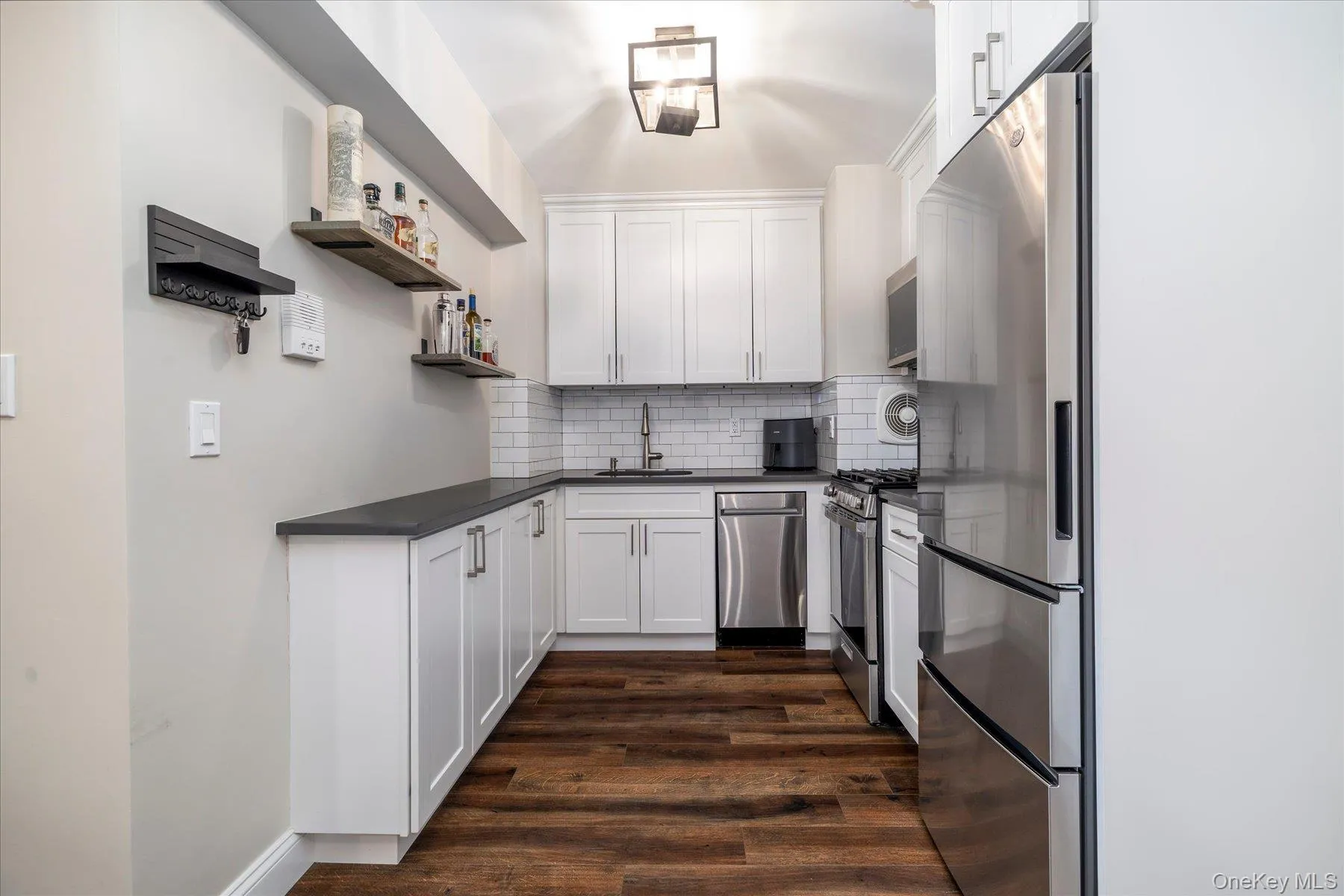 370 Broadway, Long Beach, NY, 1 Bedroom Bedrooms, 3 Rooms Rooms,1 BathroomBathrooms,Residential,For Rent,Broadway,0,1046934 370 Broadway, Long Beach, NY, 1 Bedroom Bedrooms, 3 Rooms Rooms,1 BathroomBathrooms,Residential,For Rent,Broadway,0,1046934