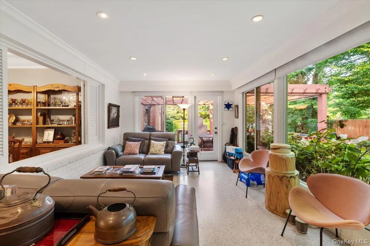 501 Broadway, Hempstead, NY, 8 Bedrooms Bedrooms, 14 Rooms Rooms,4 BathroomsBathrooms,Residential,For Rent,Broadway,0,1046946 501 Broadway, Hempstead, NY, 8 Bedrooms Bedrooms, 14 Rooms Rooms,4 BathroomsBathrooms,Residential,For Rent,Broadway,0,1046946