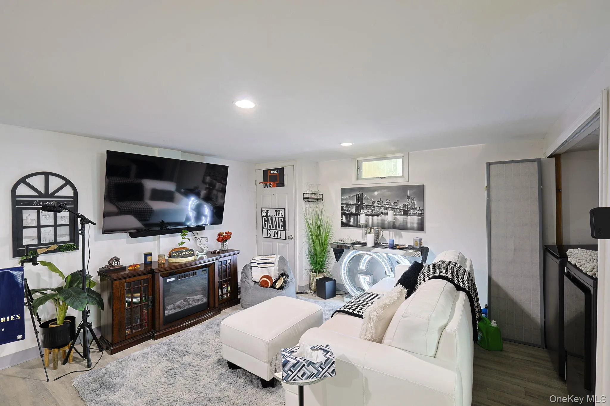 Bedroom downstairs. Bedroom downstairs.