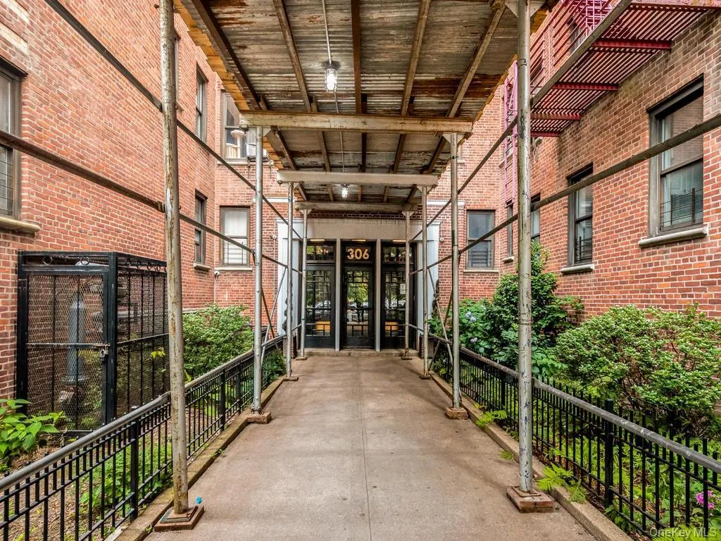 306 Mosholu Parkway, New York, NY, 1 Bedroom Bedrooms, 5 Rooms Rooms,1 BathroomBathrooms,Residential,For Rent,Mosholu,0,1046962 306 Mosholu Parkway, New York, NY, 1 Bedroom Bedrooms, 5 Rooms Rooms,1 BathroomBathrooms,Residential,For Rent,Mosholu,0,1046962