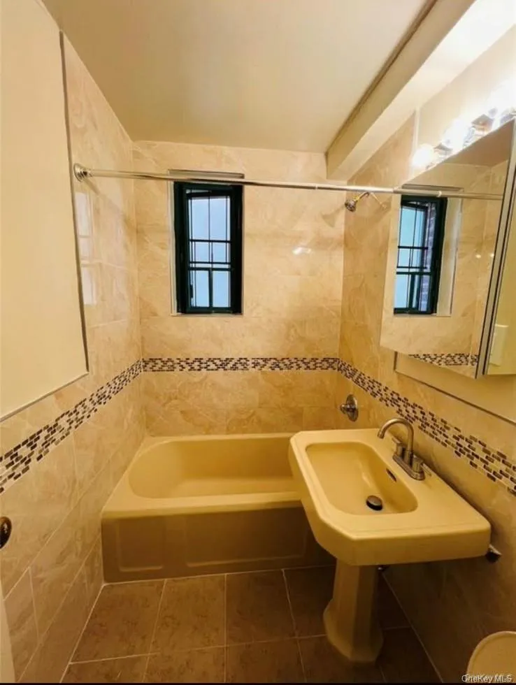 2033 Mc Graw Avenue, New York, NY, 2 Bedroom Bedrooms, 4 Room Rooms,1 BathroomBathrooms,Residential Lease,For Rent,Mc Graw,0,1047041 2033 Mc Graw Avenue, New York, NY, 2 Bedroom Bedrooms, 4 Room Rooms,1 BathroomBathrooms,Residential Lease,For Rent,Mc Graw,0,1047041