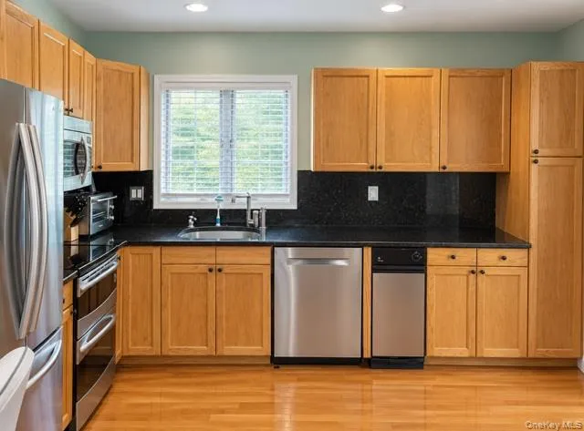 Eat in kitchen with sliding glass doors to deck. Eat in kitchen with sliding glass doors to deck.
