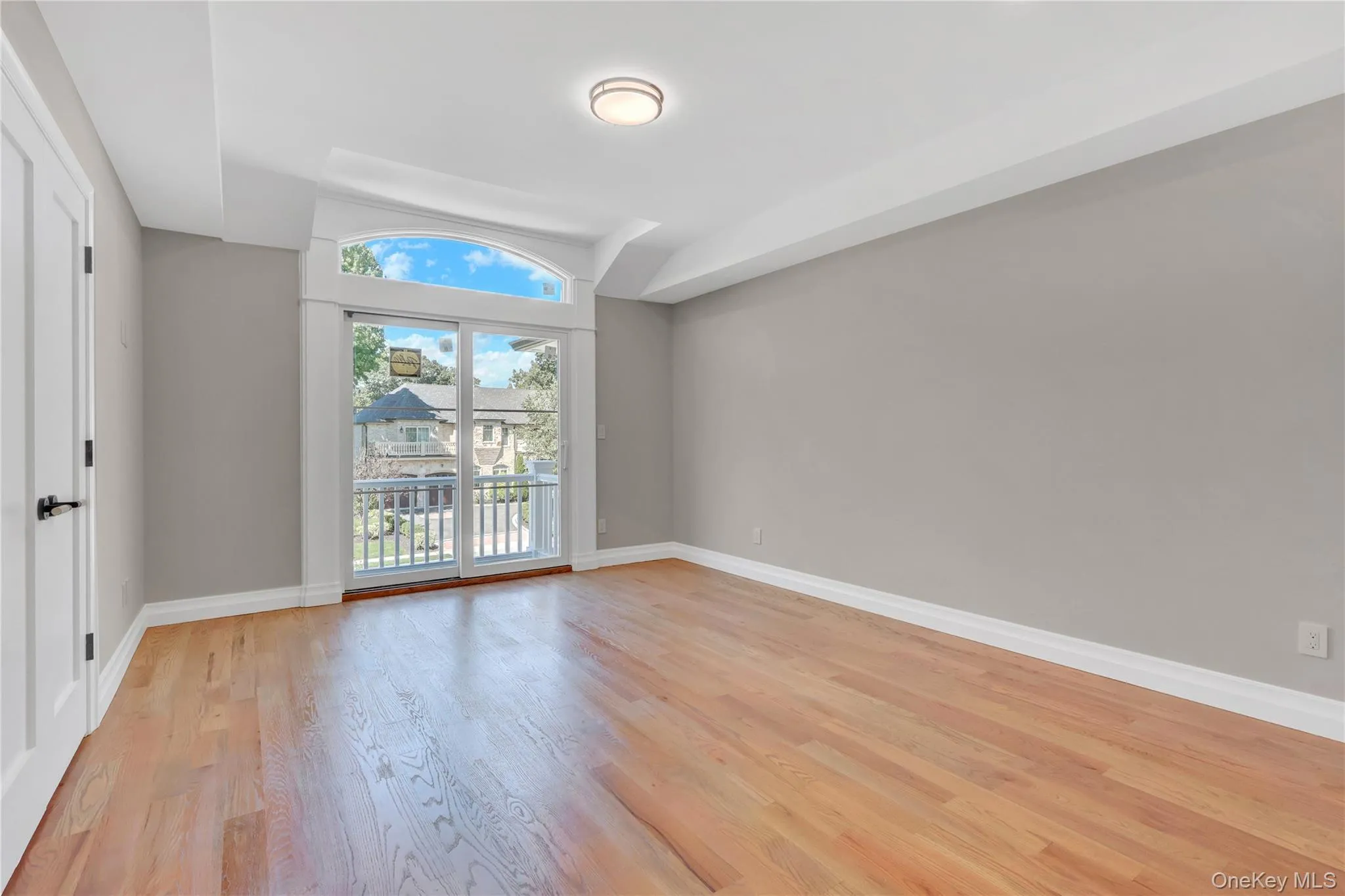 Bedroom w/Balcony Bedroom w/Balcony
