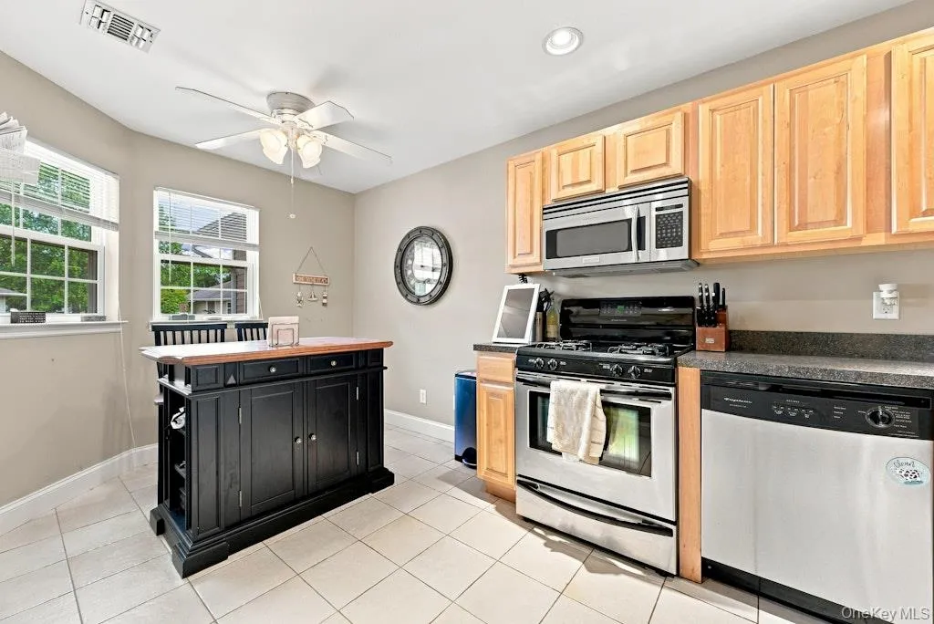 90 Mulberry Common, Riverhead, NY, 2 Bedrooms Bedrooms, 5 Rooms Rooms,1 BathroomBathrooms,Residential,For Rent,Mulberry,0,1047107 90 Mulberry Common, Riverhead, NY, 2 Bedrooms Bedrooms, 5 Rooms Rooms,1 BathroomBathrooms,Residential,For Rent,Mulberry,0,1047107