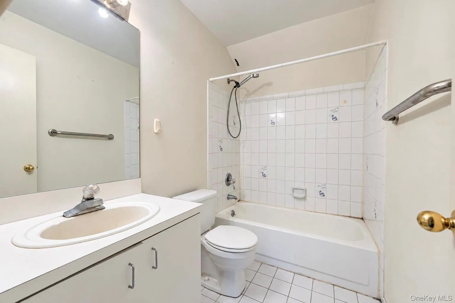 2nd full bath located inside 2nd bedroom 2nd full bath located inside 2nd bedroom