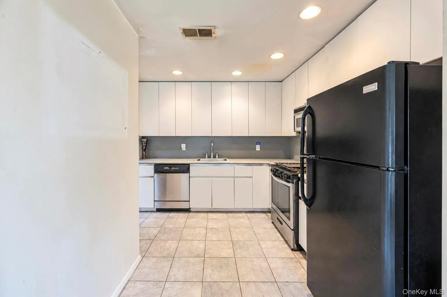 Eat in Kitchen with Appliances, Recessed Lighting and Ceiling Fan Eat in Kitchen with Appliances, Recessed Lighting and Ceiling Fan