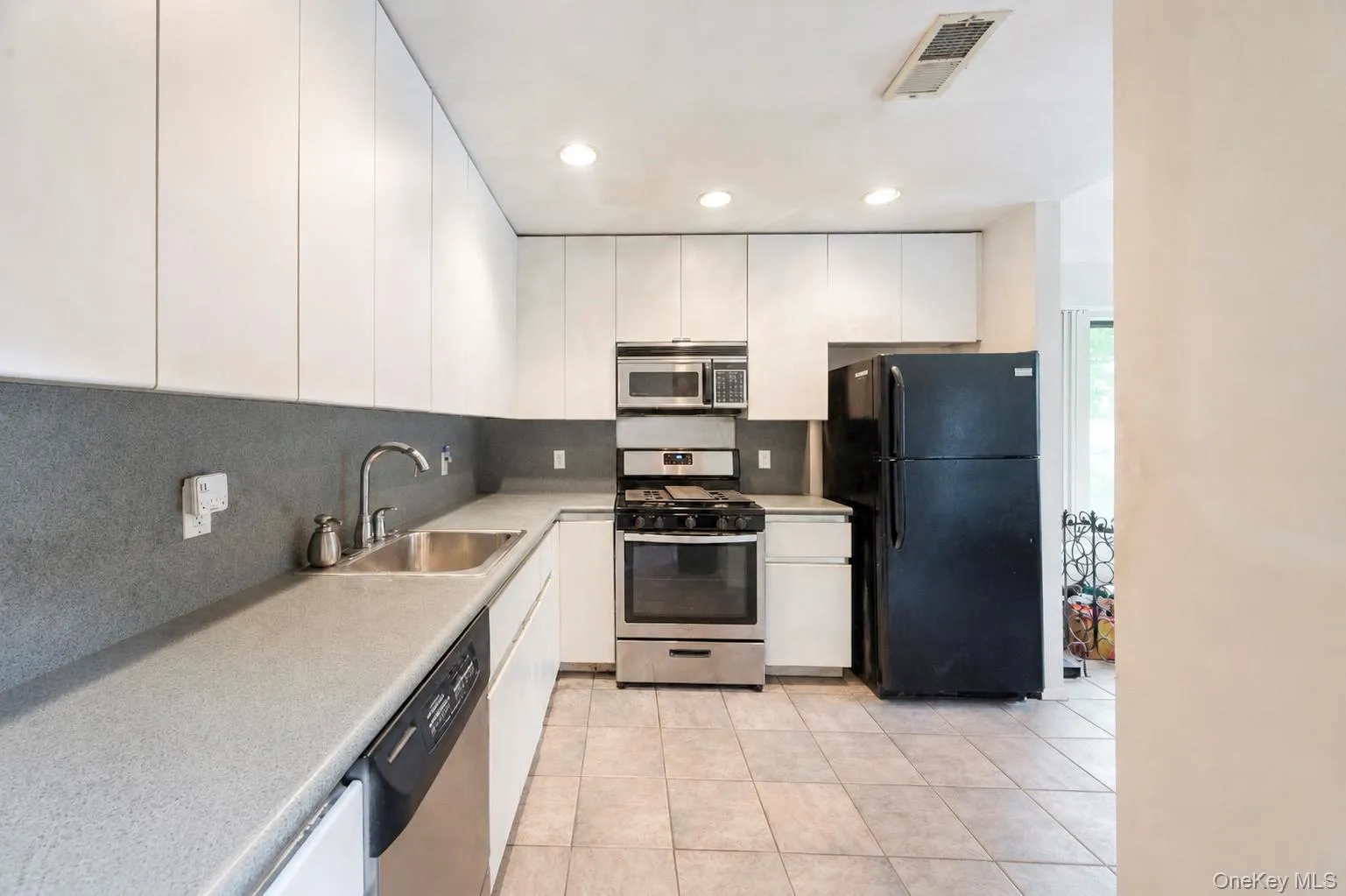 Eat in Kitchen with Appliances, Recessed Lighting and Ceiling Fan Eat in Kitchen with Appliances, Recessed Lighting and Ceiling Fan