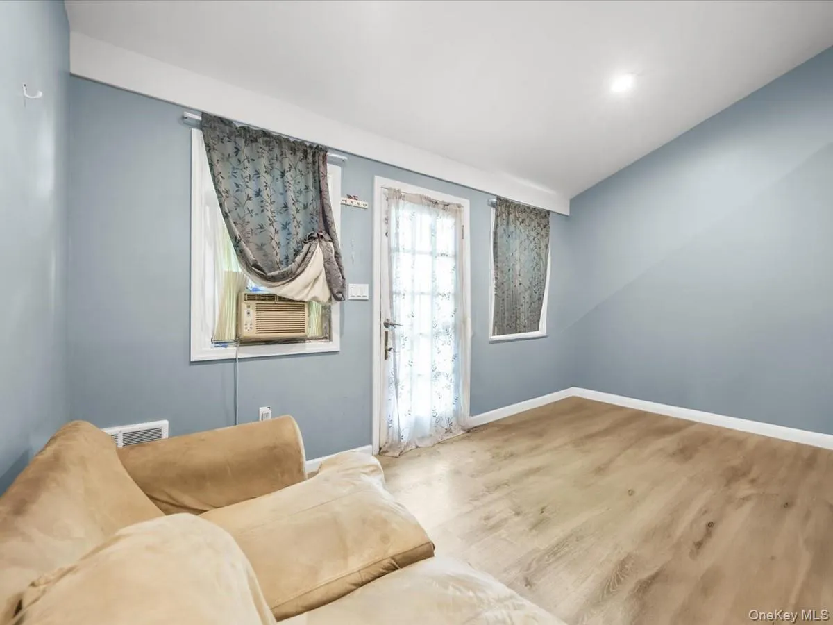 23 Hren Avenue, Huntington, NY, 4 Bedrooms Bedrooms, 8 Rooms Rooms,2 BathroomsBathrooms,Residential,For Rent,Hren,0,1047170 23 Hren Avenue, Huntington, NY, 4 Bedrooms Bedrooms, 8 Rooms Rooms,2 BathroomsBathrooms,Residential,For Rent,Hren,0,1047170