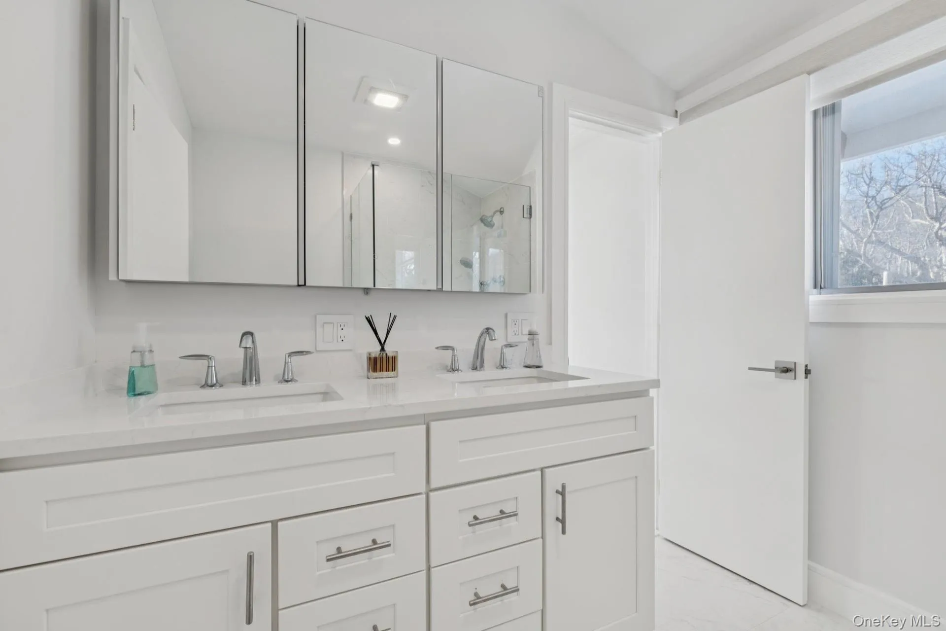18 Tara Road, East Hampton, NY, 4 Bedrooms Bedrooms, 10 Rooms Rooms,3 BathroomsBathrooms,Residential,For Rent,Tara,0,1047183 18 Tara Road, East Hampton, NY, 4 Bedrooms Bedrooms, 10 Rooms Rooms,3 BathroomsBathrooms,Residential,For Rent,Tara,0,1047183